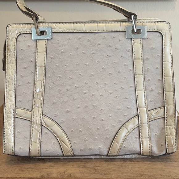 Guess - Picture 9 of 14